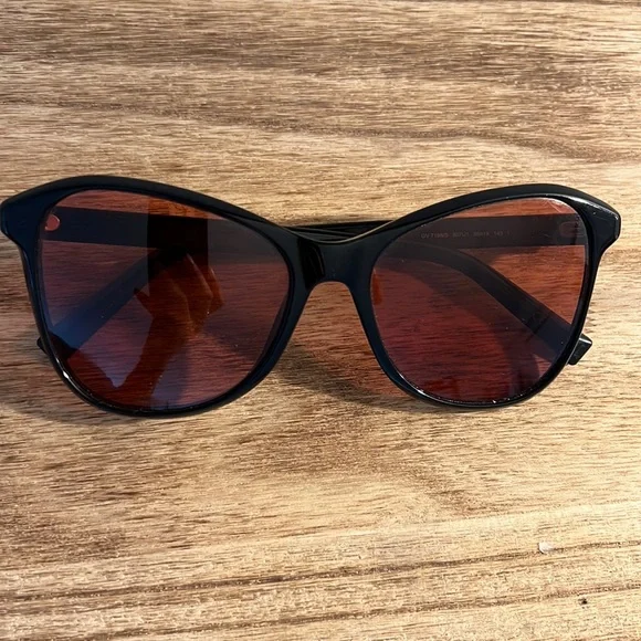 Givenchy Vintage VGV 869 Cat Eye Y2K Retro 60\'s Sunglasses  Givenchy Vintage VGV 869 Cat Eye Sunglasses main image 4